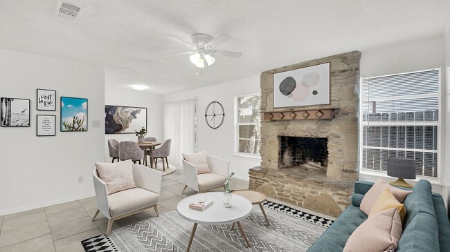 Beautiful fireplace, Large back yard, Wash... - Beautiful fireplace, Large back yard, Wash... House