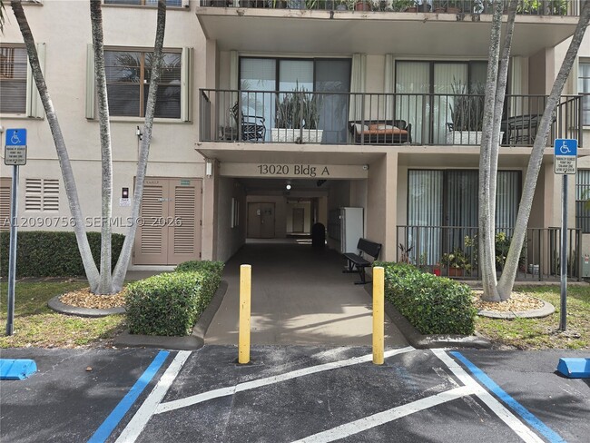 Building Photo - 13020 SW 92nd Ave Unit A106