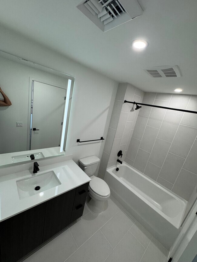 Photo - 144 NW 32nd St Unit B5