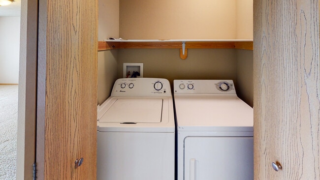 Photo - Joslyn Heights Apartments
