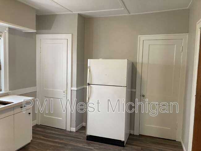 Photo - 337 Cedar St NE