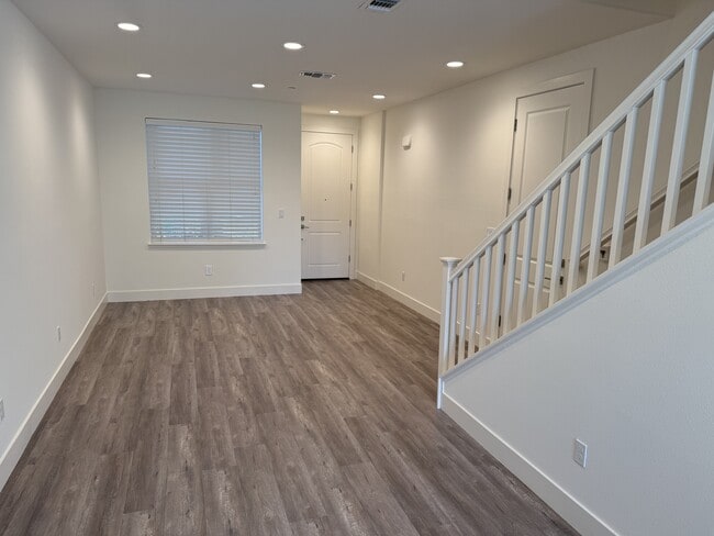 Building Photo - 905 Prospect Ave Rental