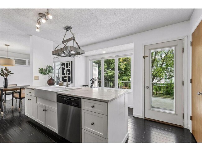 Photo - 925 Dartmouth Pl SE