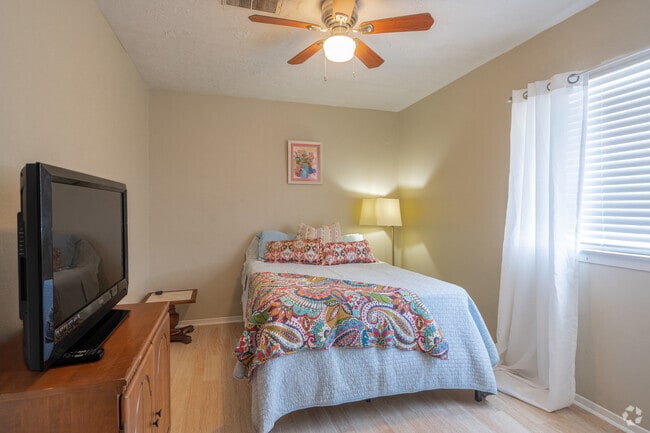 2BR, 1BA - 850SF