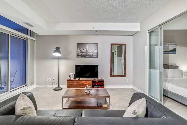 Photo - 255 Queen St W Unit ID1050757P