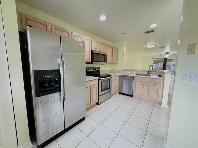 Photo - 1910 Lakeview Dr W