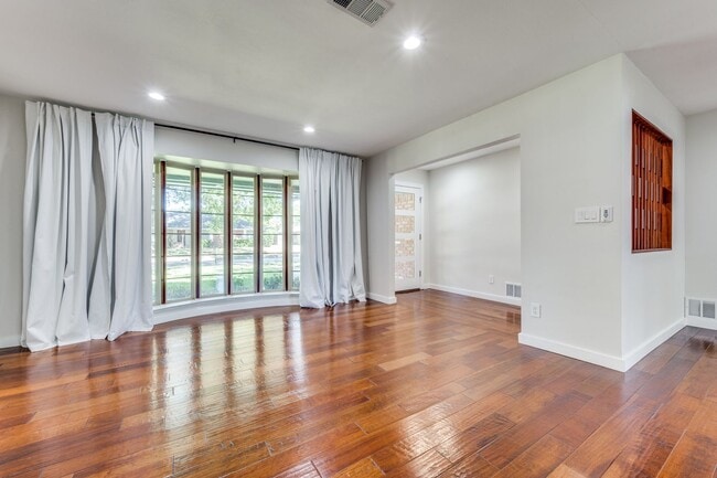Photo - Extraordinary Irving Home on Quiet cul-de-sac!