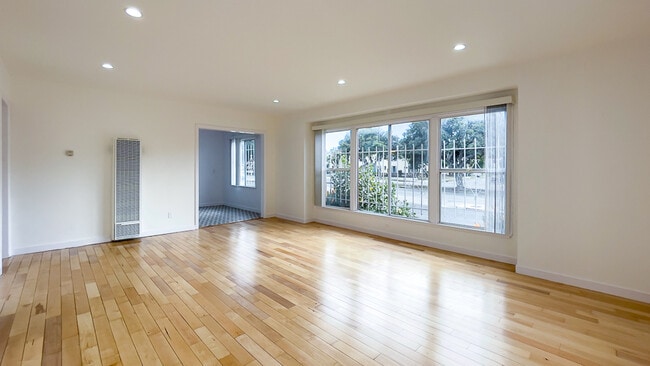 Photo - 5701 S San Vicente Blvd Unidad 1