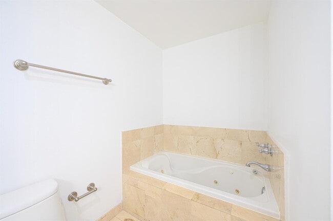 Photo - 2030 S Douglas Rd Unidad 807