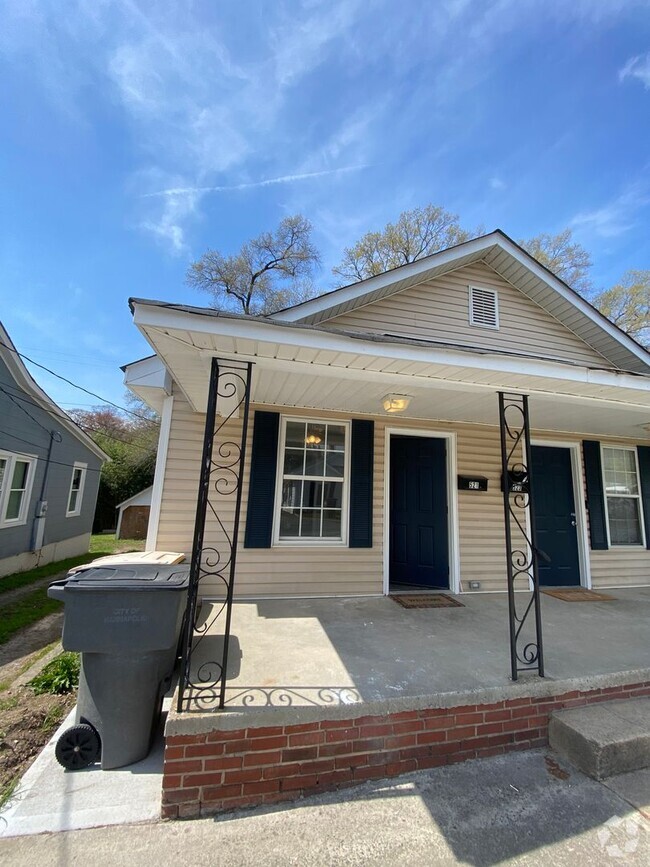 Building Photo - Lawncare and water included- 1 Bed 1.5 Bat... Rental
