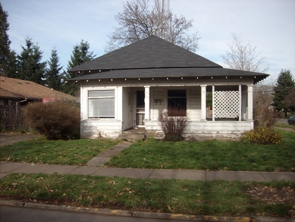 Building Photo - Vintage home on bus line with detached garage