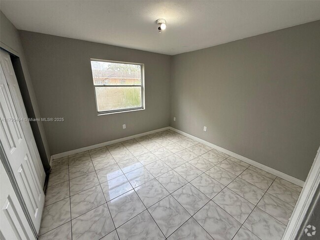 Building Photo - 2721 NW 23rd Ct Unit 8 Rental