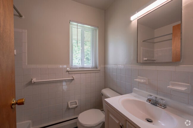 1BD, 1BA - 891 SF - Redstone Gardens - Bathroom - Redstone Gardens