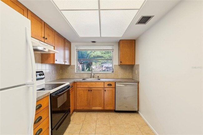 Photo - 1248 Lazy Lake Rd W