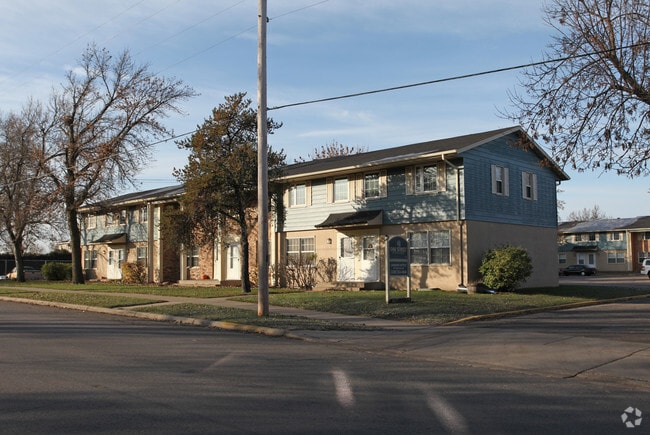 Building Photo - Oak Street Townhomes