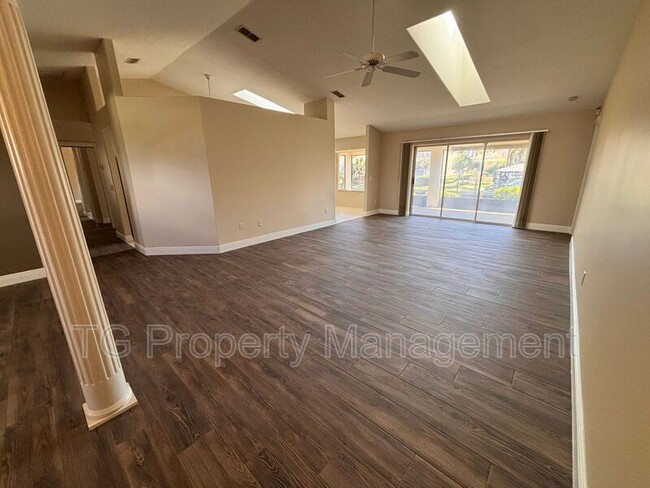 Photo - 20 Clarendon Ct N