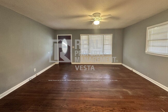 Photo - 1843 Canterbury Rd