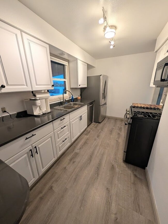 Building Photo - Fantastic 3 Bedroom Clarkston House with F...