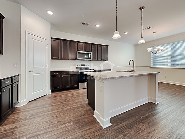 Photo - 605 W Lionel Rd