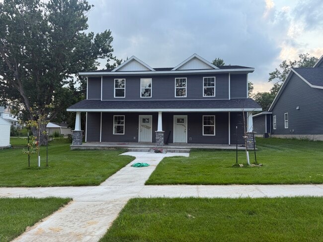 Building Photo - 2423 Iowa St Unit 2423
