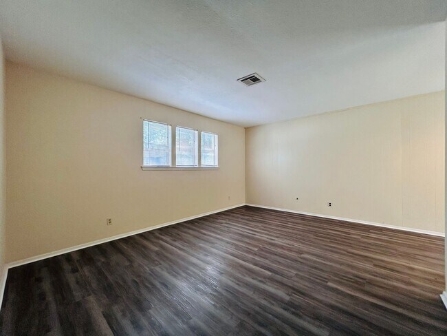 Photo - 5226 Pine Pl