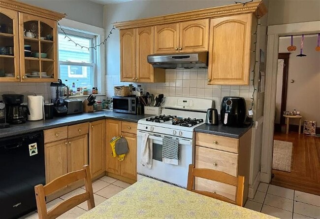 Building Photo - 183 College Ave Unit 1