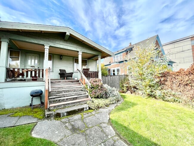 Building Photo - 4457 Woodland Park Ave N Unit A Rental