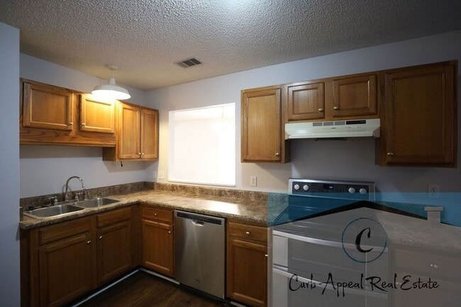 Photo - Spacious 3 bed/2 bath home - garage, deck, fenced back yard - includes yard care!!