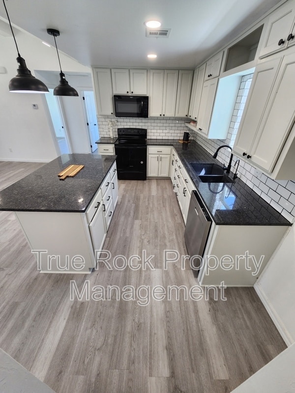 Photo - 127 E 3rd St