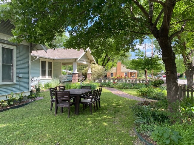 More views of the garden and trees. - 1003 Egan St Casa