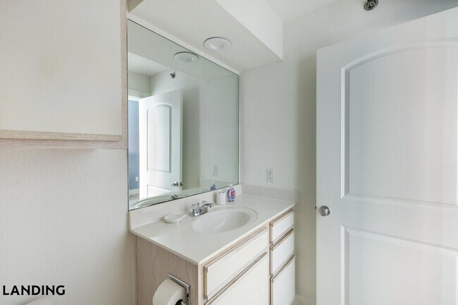 Photo - 20050 Oak Rd E Unidad 1101