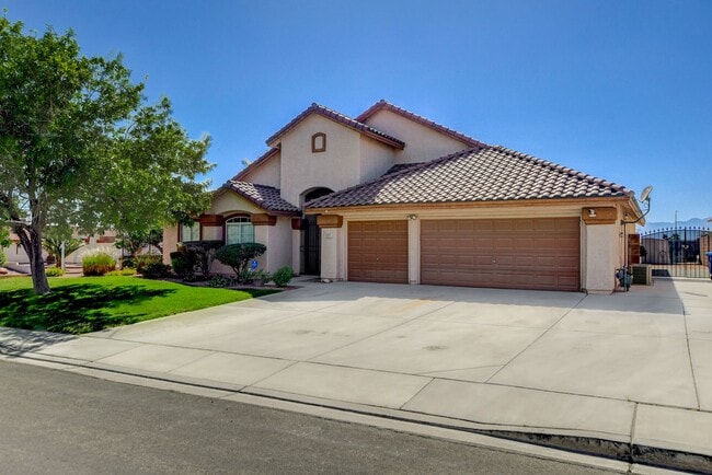 Building Photo - Beautiful Ranch Style Single Story w/Pool & View of the Las Vegas Strip