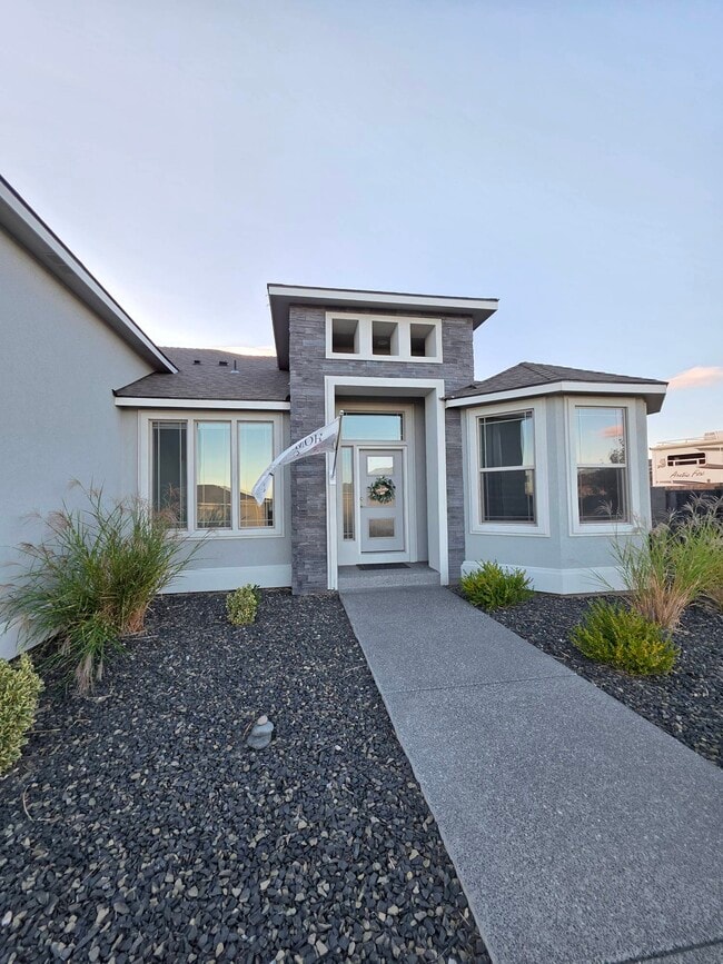 Photo - 584 Thebes St