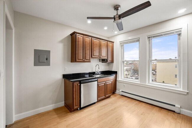 Photo - 46 Breed St Unit 2