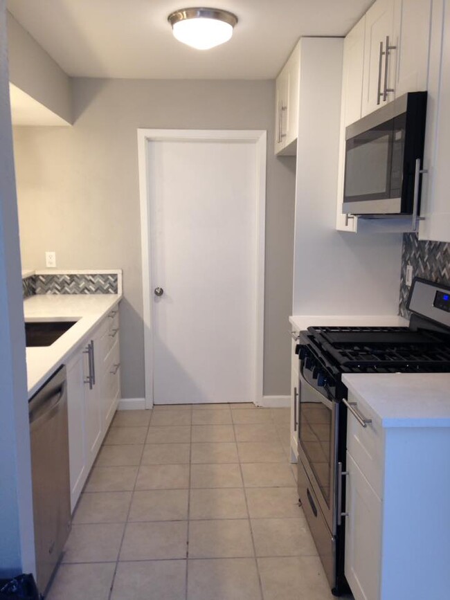 Designer kitchen include built in refrigerator (not pictured) and over stove microwave - 11401 Ptarmigan Dr Townhome