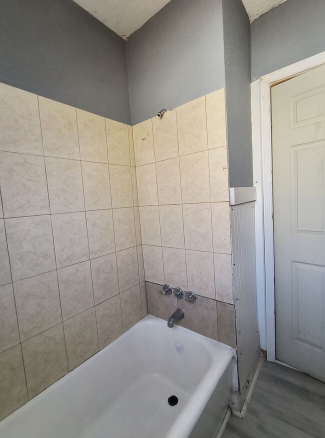 Photo - 2-Bedroom WITH SUNROOM Home for Rent in Downtown Winter Haven