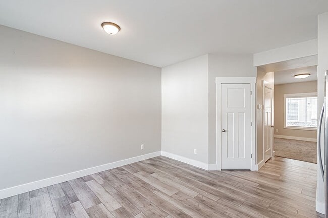 Photo - 654 S Saturn Ave Unit B