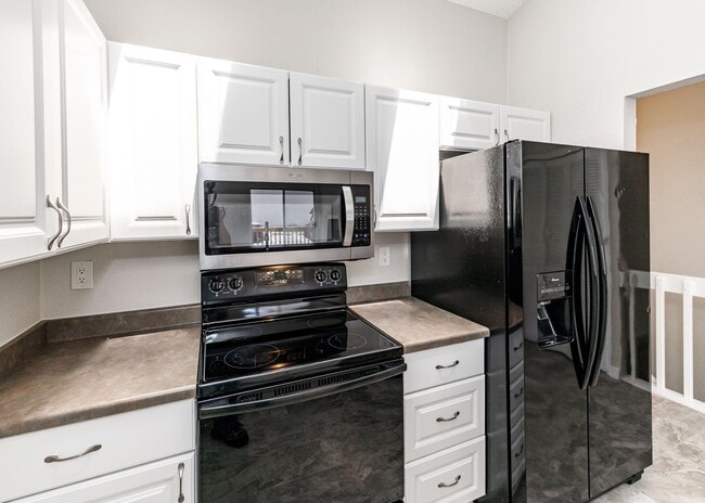 Photo - Lovely End Unit 2 Bed Condo, Centrally Located