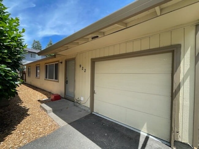 Building Photo - NEWLY Remodeled 3 Bedroom Ranch Style Home Ready Now!