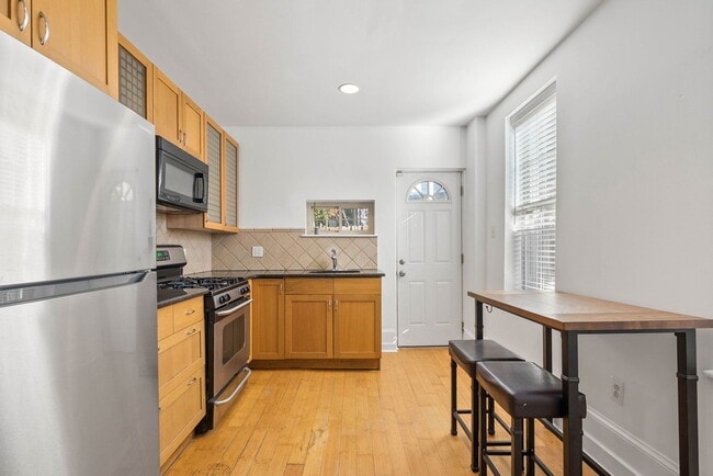 Photo - 933 N 30th St