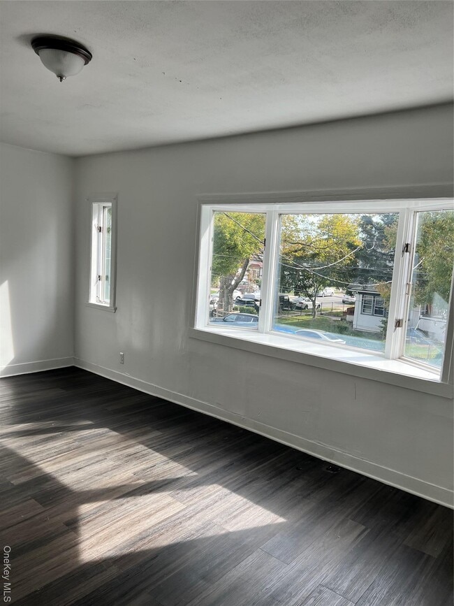 Building Photo - 206-11 109th Ave Unit 2nd fl