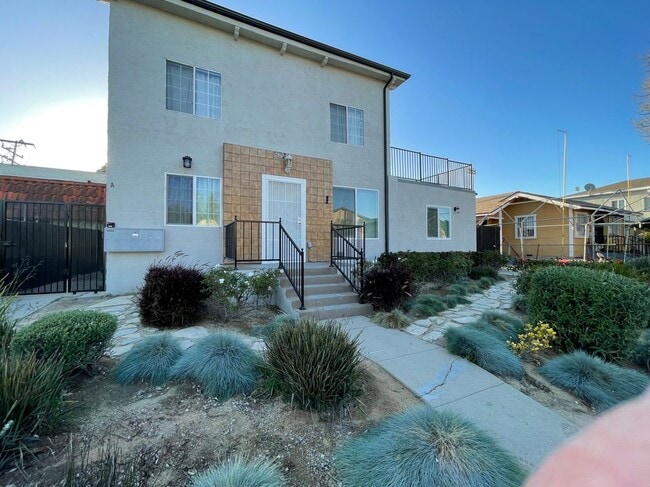 Building Photo - 1823 Gardenia Ave