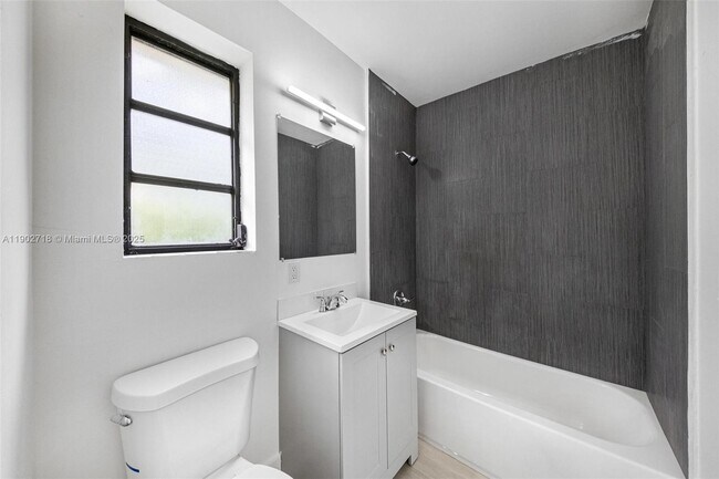 Photo - 1050 NE 129th St Unidad 2
