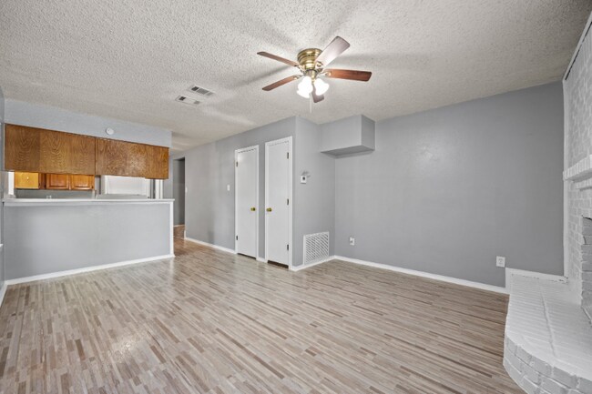 Photo - 105 Maple St Unit A