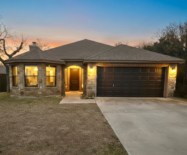 Building Photo - AVAILABLE NOW!!