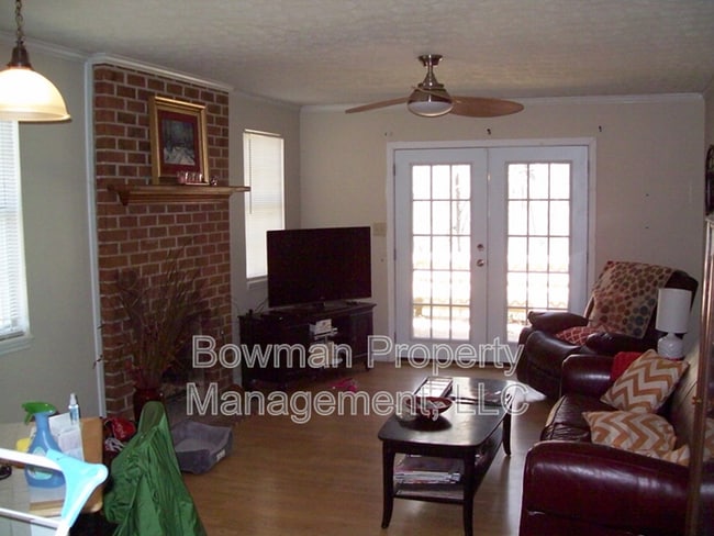 Photo - 132 Oxford Ct
