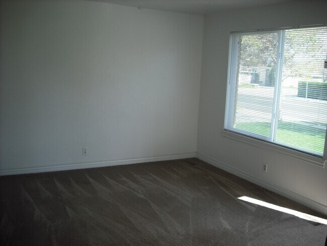 Photo - 1380 W 6235 S