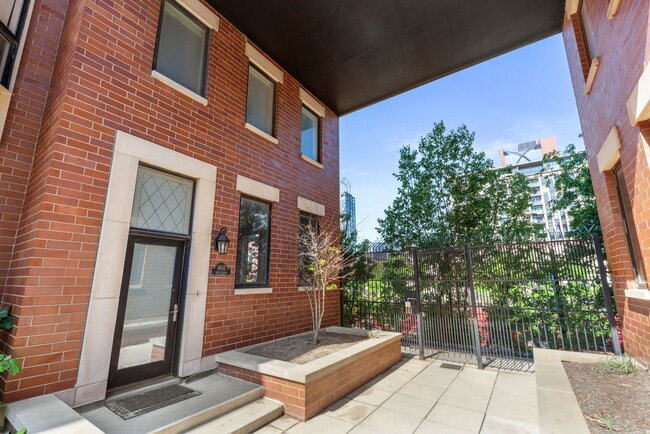 Building Photo - 660 W Fulton St Unit E