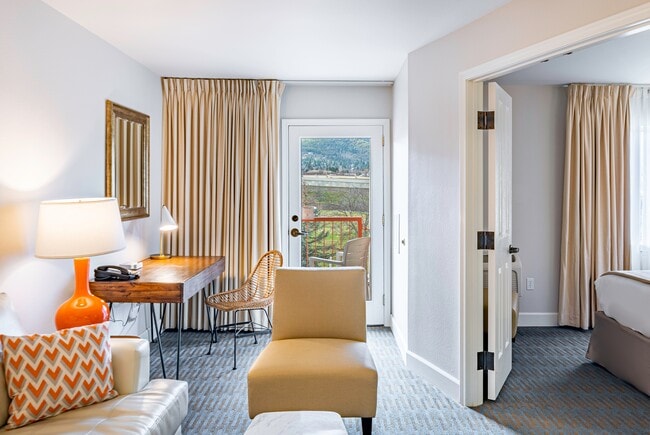 King Suite - Living area - Ashland Hills Hotel Apartments