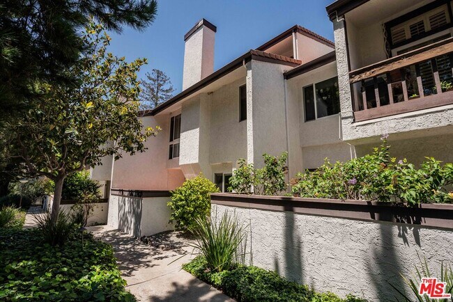17241 Palisades Cir